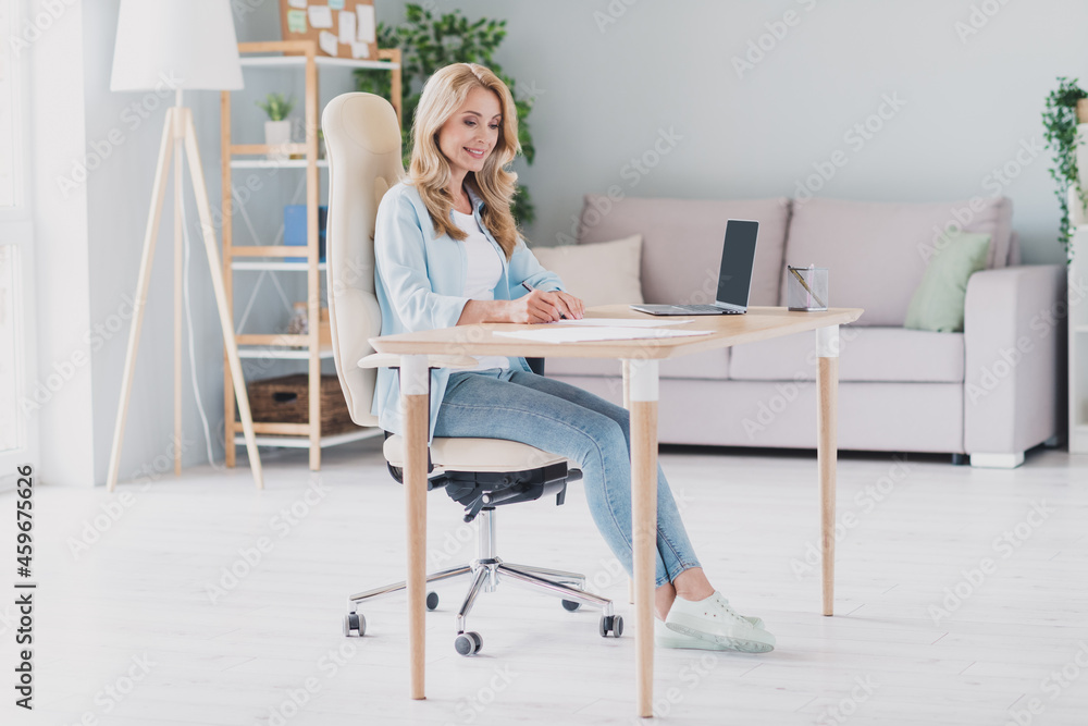 Full size profile side photo of smiling businesswoman company ceo executive director sign document contract in workstation Full size profile side photo of smiling businesswoman company ceo executive director sign document contract in workstation