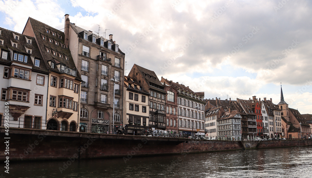 Romantisches Straßburg; Illufer am Quai Saint-Nicolas