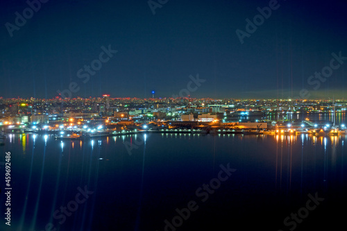 ネオン輝く港の夜