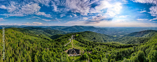 Góry, Beskid Śląski, Równica okolice Ustronia, panorama z lotu ptaka w lecie.