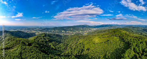 Góry, Beskid Śląski, Równica okolice Ustronia, panorama z lotu ptaka w lecie. © Franciszek