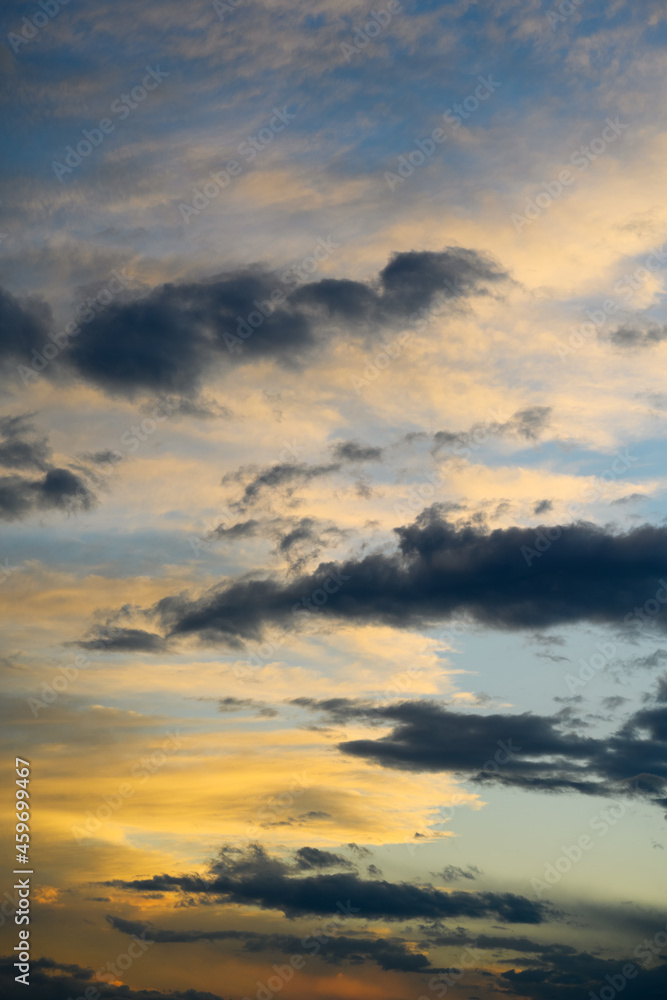 Obraz premium Beautiful and warm colored sunset sky.