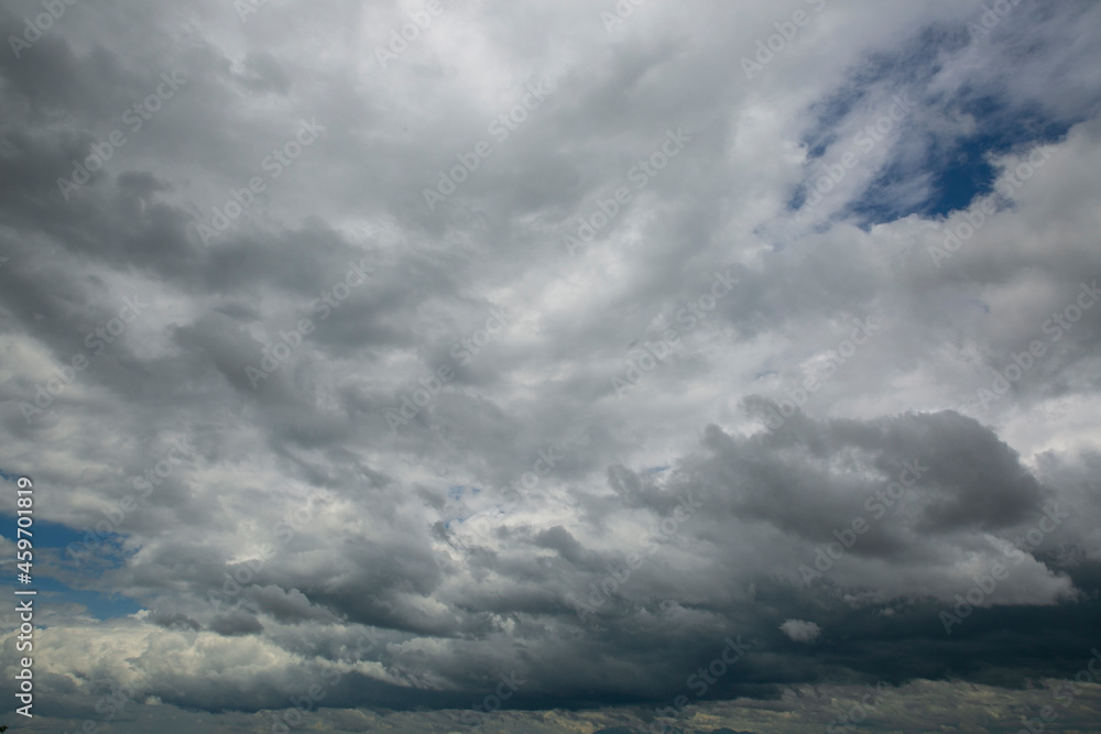 Fototapeta premium Dramatic sky with fluffy black and white cloud backkground. This is sky before storm.