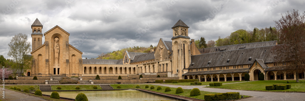 Photo panoramique de l'abbaye d'Orval sous un beau ciel d'été (Wallonie, Belgique)