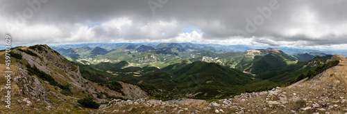 Vue du sommet de la Lance sous un ciel gris (montagne de la Drome, dans les préalpes du sud)