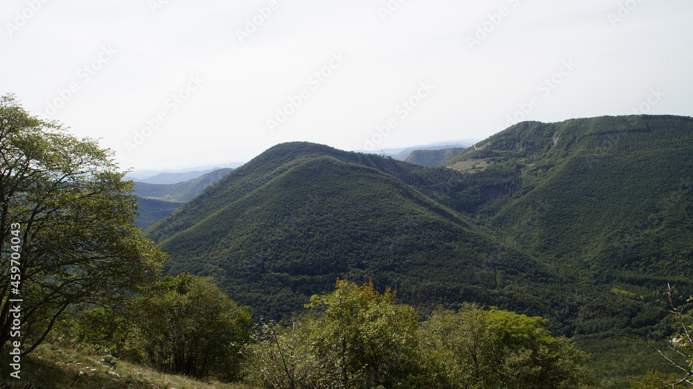 Panorama dal sentiero di montagna 253 per il monte Catria nelle Marche