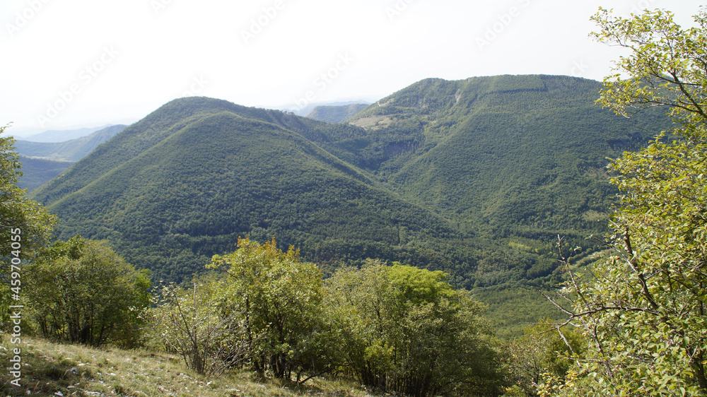 Panorama dal sentiero di montagna 253 per il monte Catria nelle Marche
