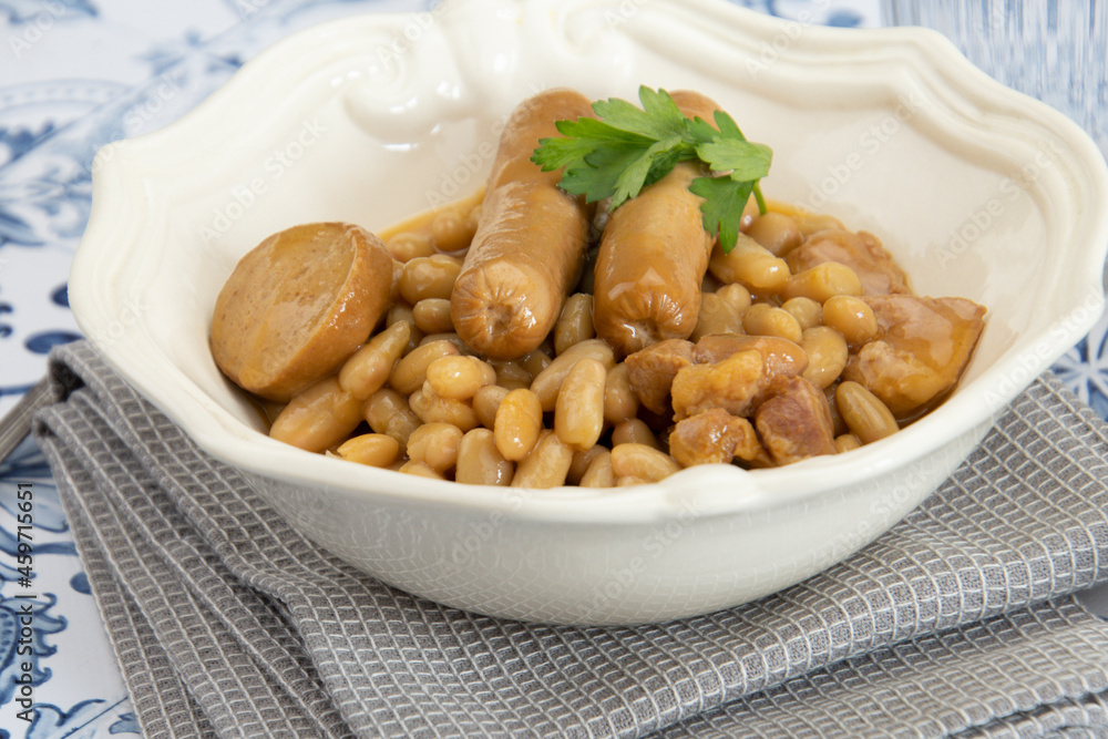 plat de cassoulet dur une table en bois plat de cassoulet dur une table en bois