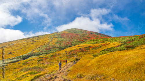 栗駒山 紅葉と登山者 絶景