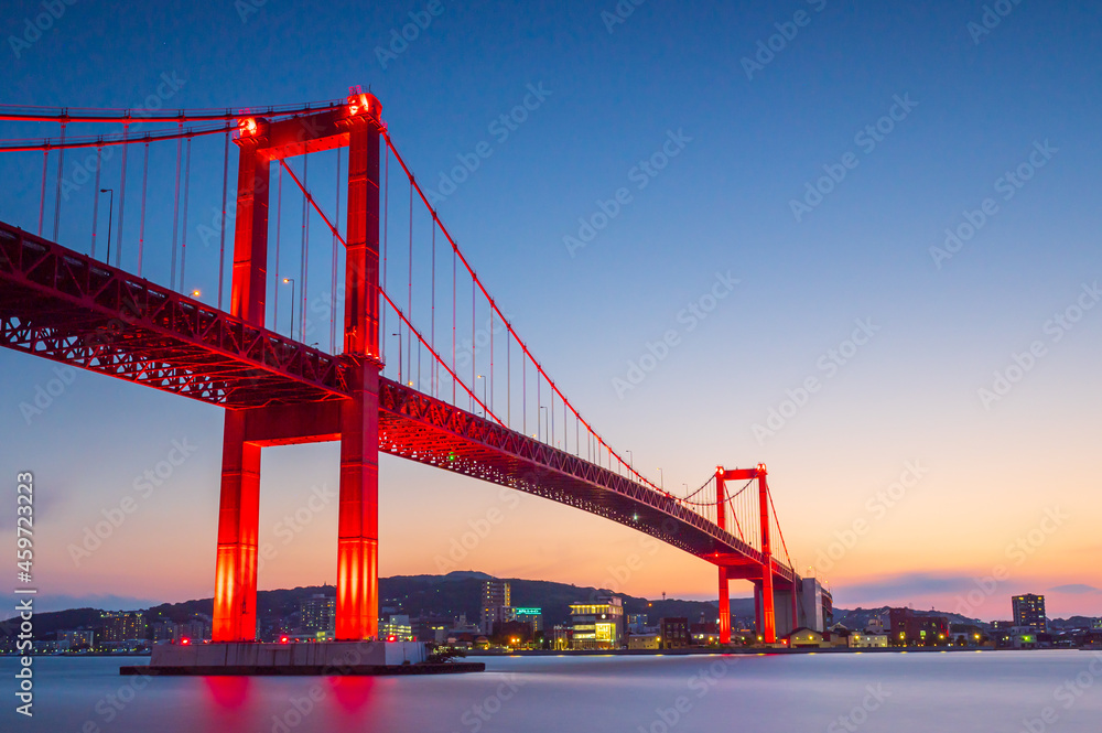 夕焼けに照らされる美しい赤い吊り橋