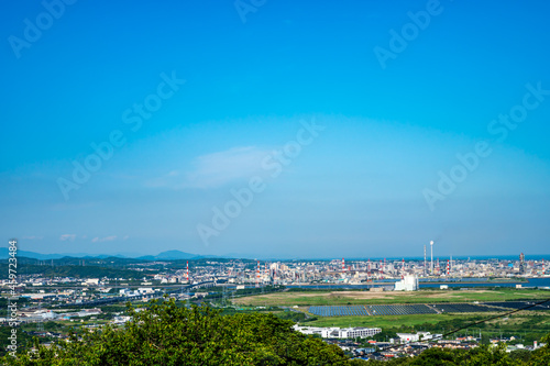 夏の青空の宇部市の都市景観