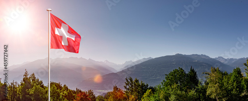 Schweizer Flagge im Wallis vor dem Rhonetal