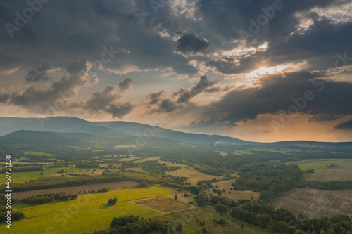 Wieczorne niebo nad zamglonymi wzgórzami. Widok z drona.