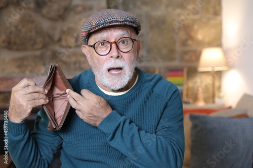 Canvas Print Elder man with financial problems
