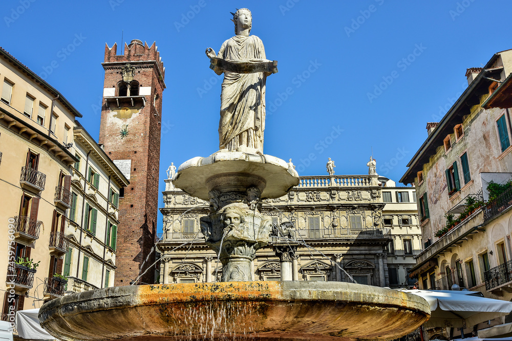 Obraz premium old town, beautiful architecture of Verona, Italy