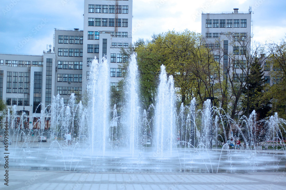 Obraz premium Urban dry fountain. Town. The fountain. Открыть Google Переводчик • Оставить отзыв Все результатыGoogle Переводчикhttps://translate.google.com › ... Бесплатный сервис Google позволяет мгновенно пере