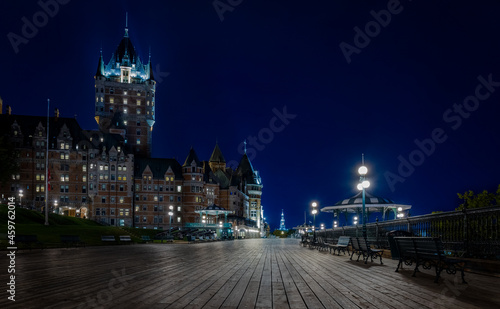 Obraz na płótnie night view of Quebec City's Chateau Frontenac and its boardwalk. w salonie