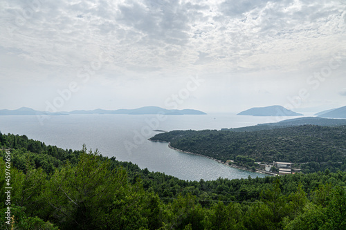 Widok na wybrzeże z wyspami w Chorwacji photo