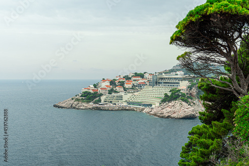 Fototapeta Naklejka Na Ścianę i Meble -  Malowniczy Dubrownik z starymi budynkami nad morzem