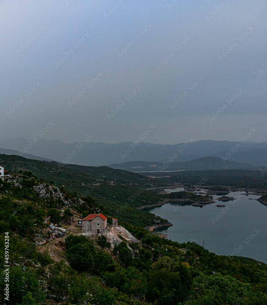 slano lake w Czarnogórze z widokiem na góry
