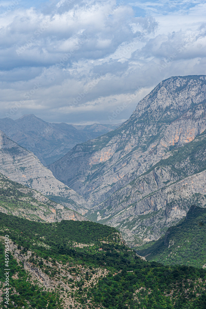 Fototapeta premium Rrapsh Serpentine na drodze SH20 w Albanii