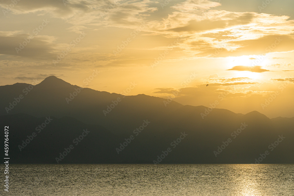 Zachód słońca nad jeziorem Szkoderskim z widokiem na góry