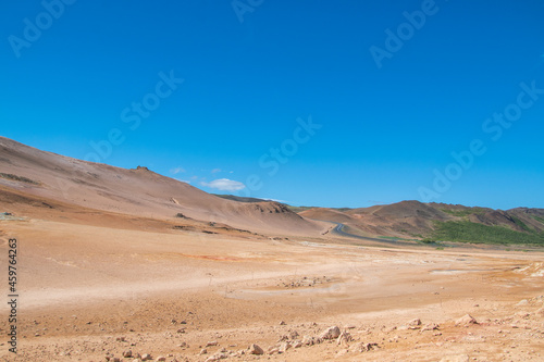 Geothermalgebiet Hverarönd / Hverir am Námafjall auf Island ist bekannt für sprudelnde Schlammbecken und dampfende Fumarolen aus denen Schwefelgas austritt. Früher wurde hier Schwefel abgebaut.