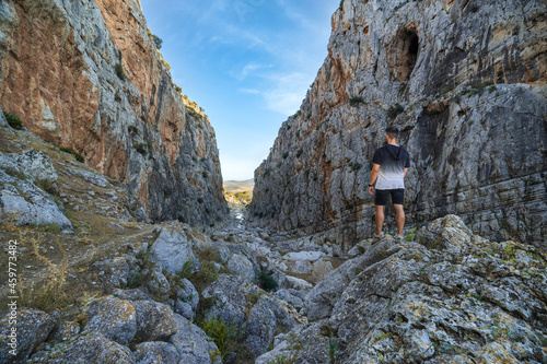 Hombre disfrutando de un paisaje único