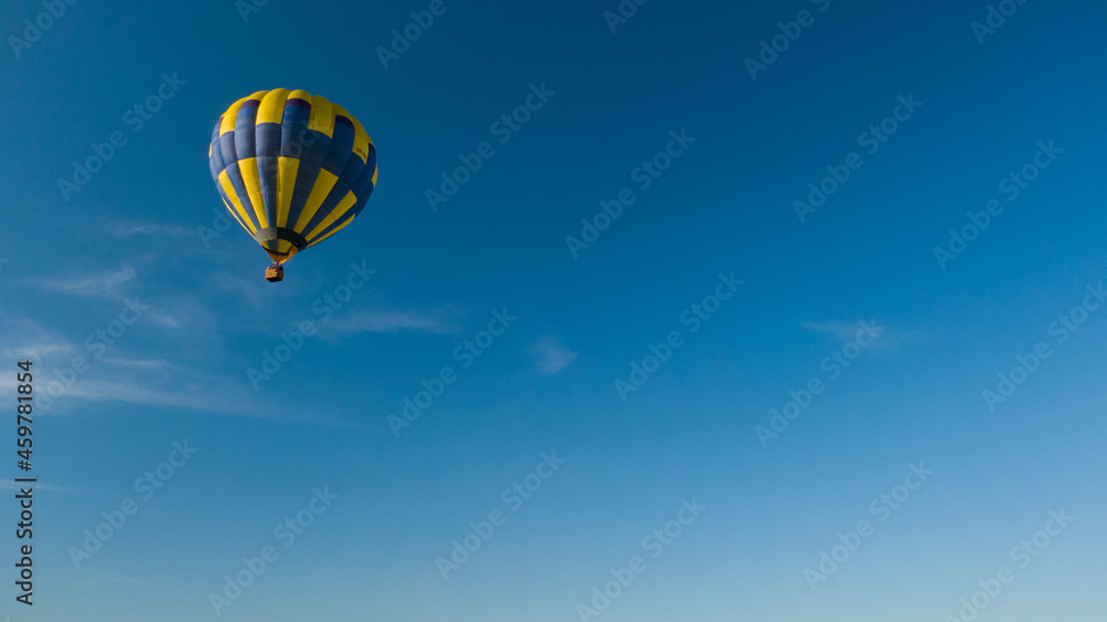 Naklejka premium How to travel during quarantine. Hot air balloon. Colorful hot-air balloons flying