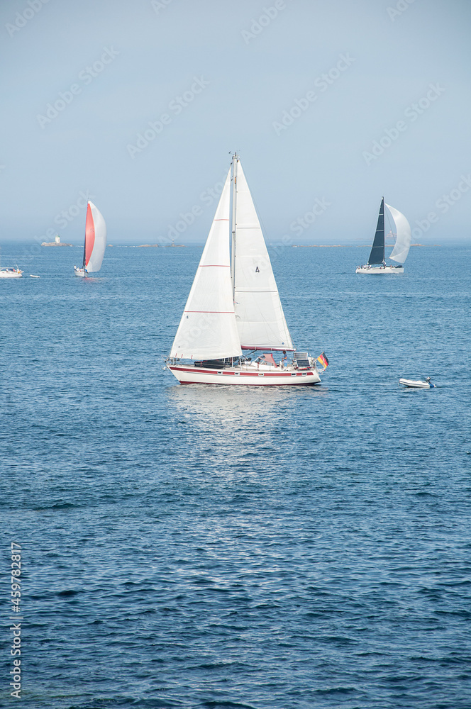 Barco de vela navegando en el mar