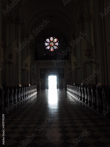 Światło płynące do wnętrza kościoła