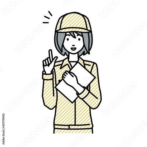 立って書類を手に持って何かひらめいた作業員の女性
