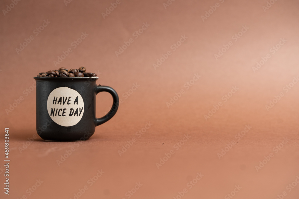 Obraz premium Tazzina del caffè Nera piena di chicchi di Caffè
