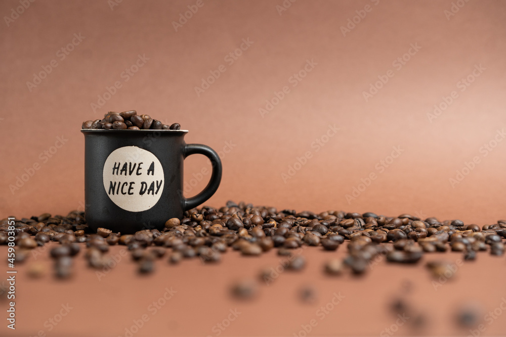 Obraz premium Tazzina del caffè Nera con chicchi di Caffè