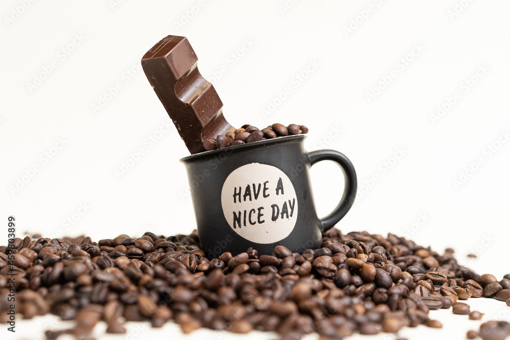 Naklejka premium Tazzina del caffè Nera con chicchi e Cioccolato