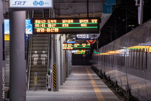 한국 고속철도 기차역 플랫폼 새벽
