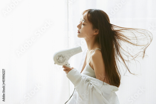 髪の毛を乾かす若い女性