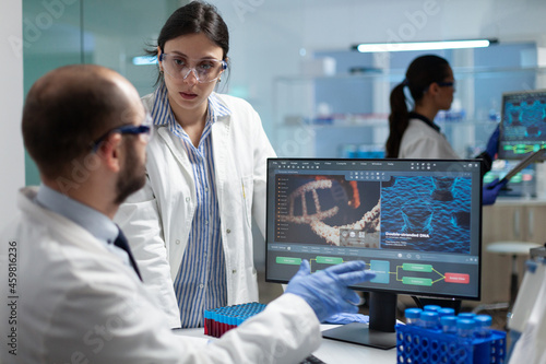 Fotografie Scientist team discussing coronavirus discovery analyzing biomedical expertise developing virus vaccine during medical experiment