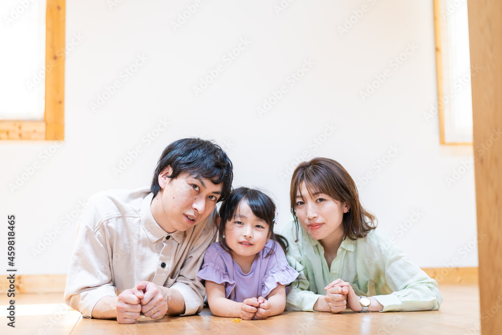 Fototapeta premium おうちで仲良く過ごす家族