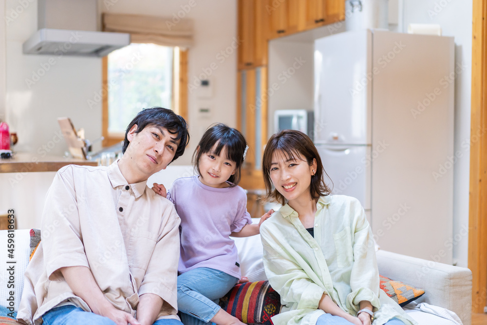おうちで仲良く過ごす家族 おうちで仲良く過ごす家族