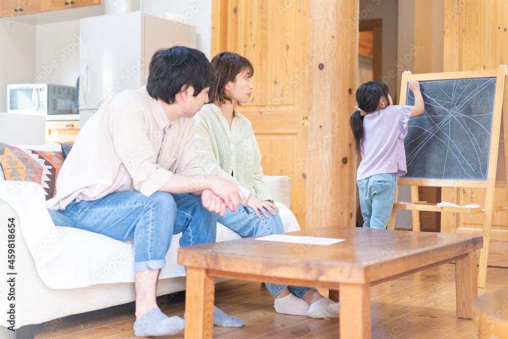 おうちで仲良く過ごす家族 おうちで仲良く過ごす家族