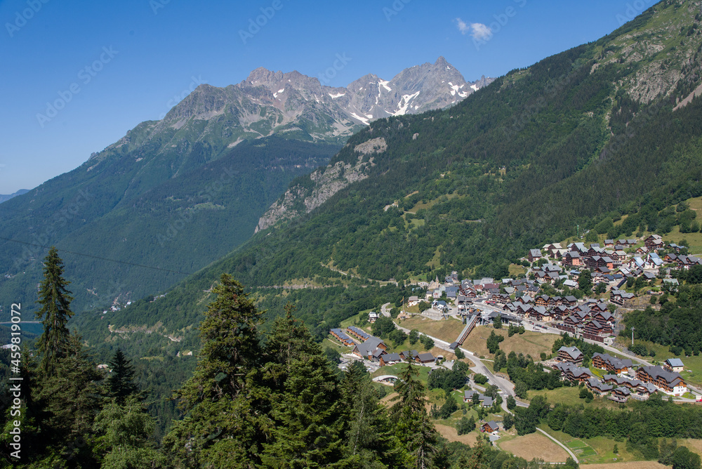 Vue panoramique d'un village de montagne. Le village de Vaujany. Un village dans les Alpes.