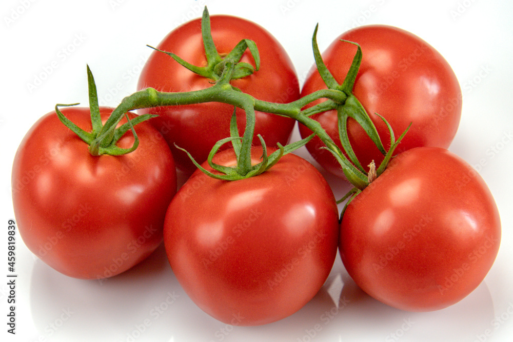 grappe de tomates rouges isolé sur un fond blanc