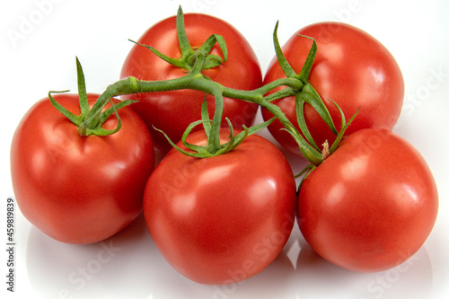 grappe de tomates rouges isolé sur un fond blanc photo
