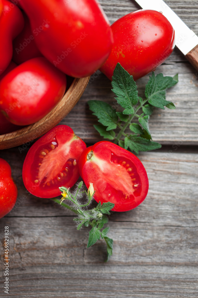 Fresh tomatoes in a bowl on a wooden background Fresh tomatoes in a bowl on a wooden background