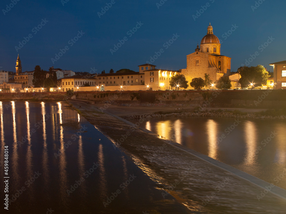 Italia, Toscana, Firenze, chiesa del Cestello e fiume Arno di notte.