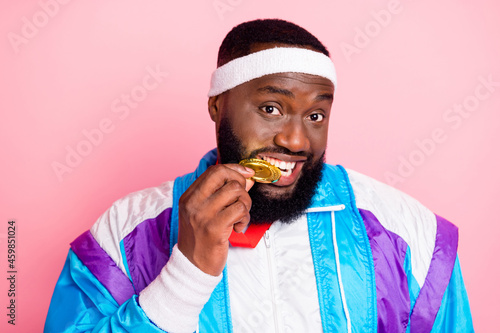 Fotografia Photo of cool funny dark skin man wear blue suit headband biting gold medal smil