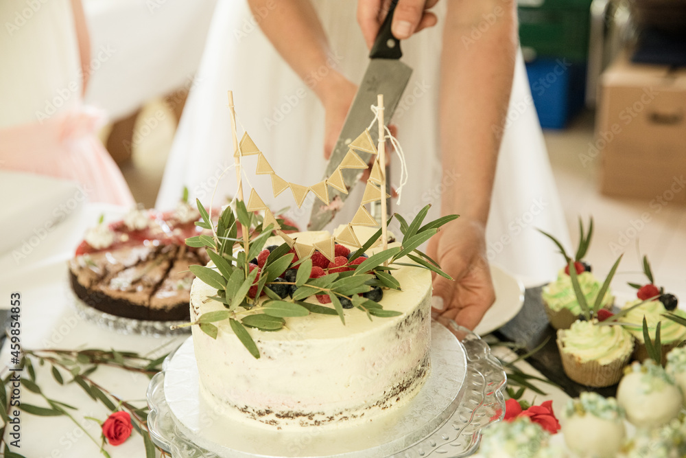 Brautpaar schneidet Hochzeitstorte an 