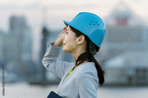 Fotografía ヘルメットをかぶって都市を眺める女性　設計士　建築家