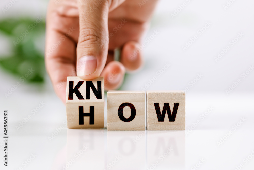 Know how and business concept. Men hand flip cube and changed the word how to know on white table - obrazy, fototapety, plakaty 